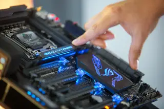 Hélder Bastos exibe a Rampage V Edition 10, uma motherboard dedicada ao gaming