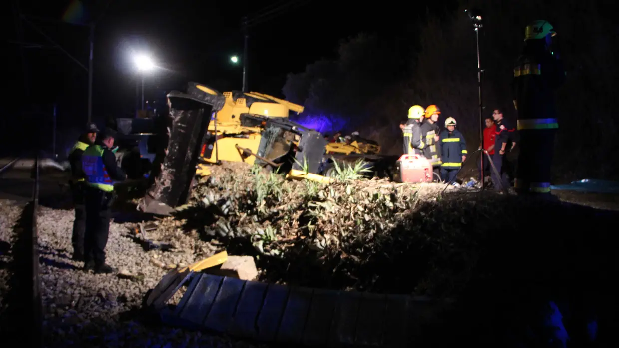 Choque entre comboio e camião causa um morto e 9 feridos