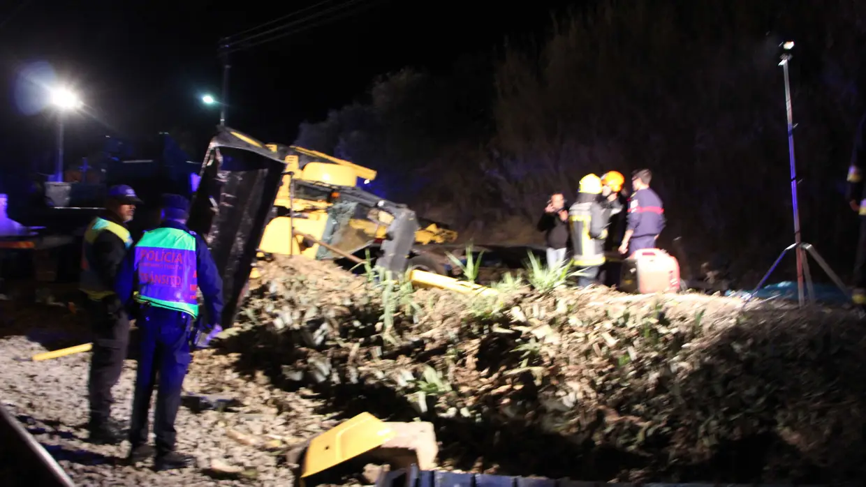Choque entre comboio e camião causa um morto e 9 feridos