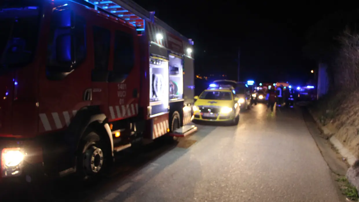 Choque entre comboio e camião causa um morto e 9 feridos
