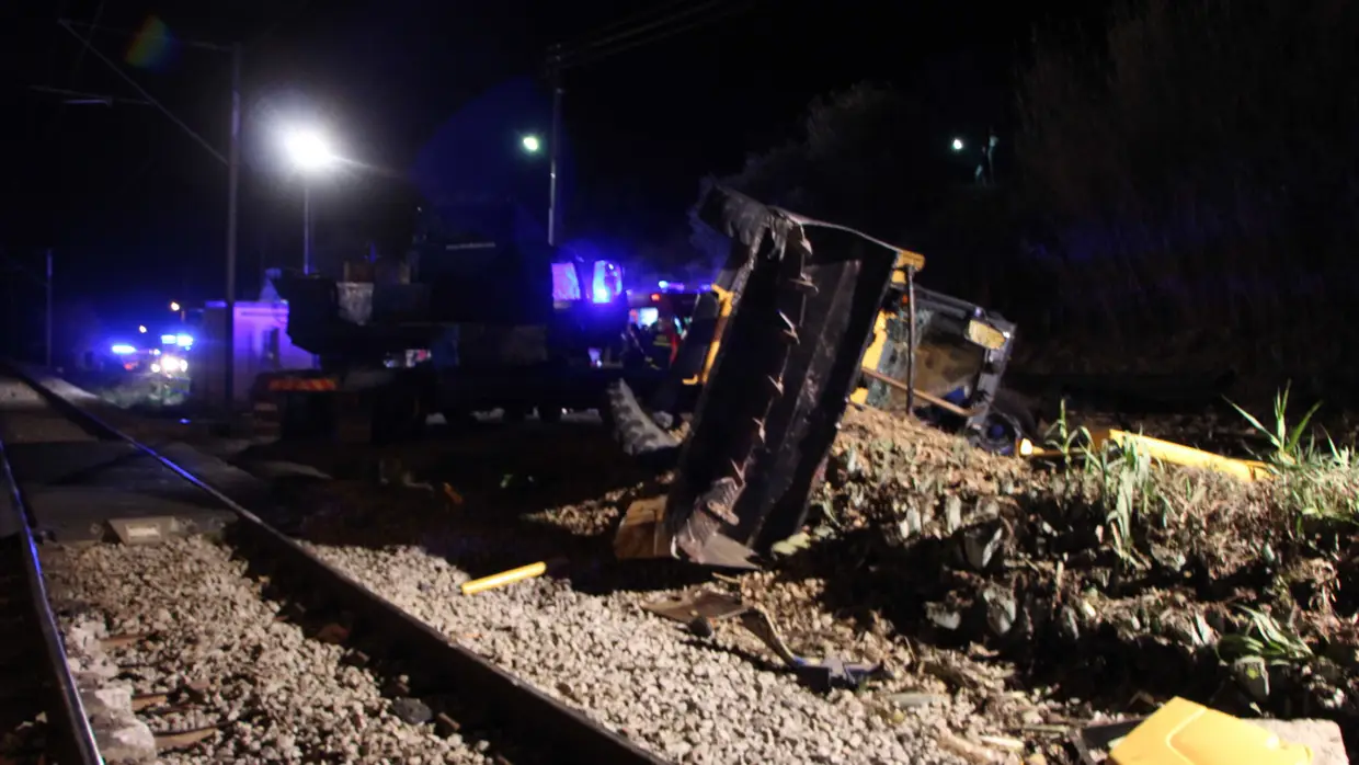 Choque entre comboio e camião causa um morto e 9 feridos