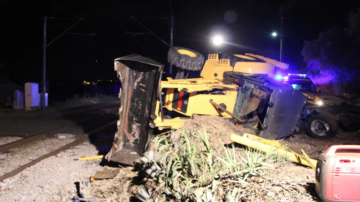 Choque entre comboio e camião causa um morto e 9 feridos