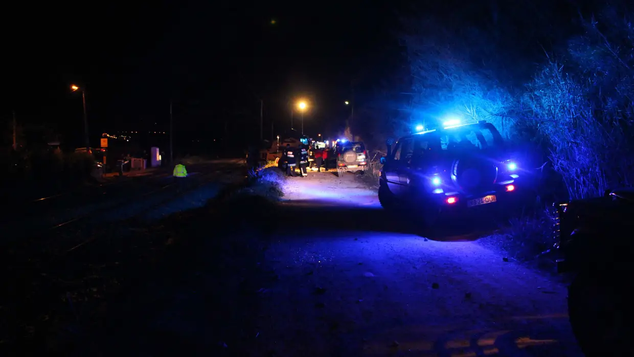 Choque entre comboio e camião causa um morto e 9 feridos