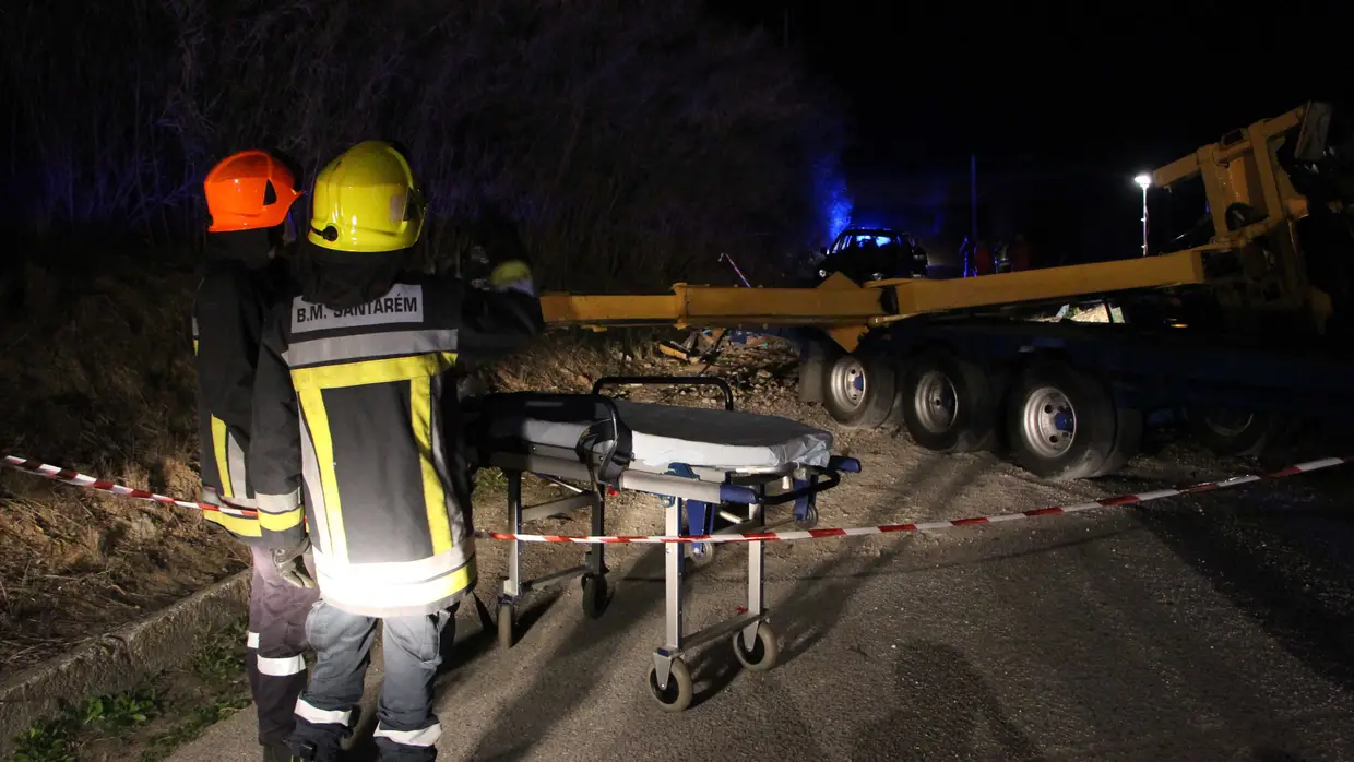 Choque entre comboio e camião causa um morto e 9 feridos