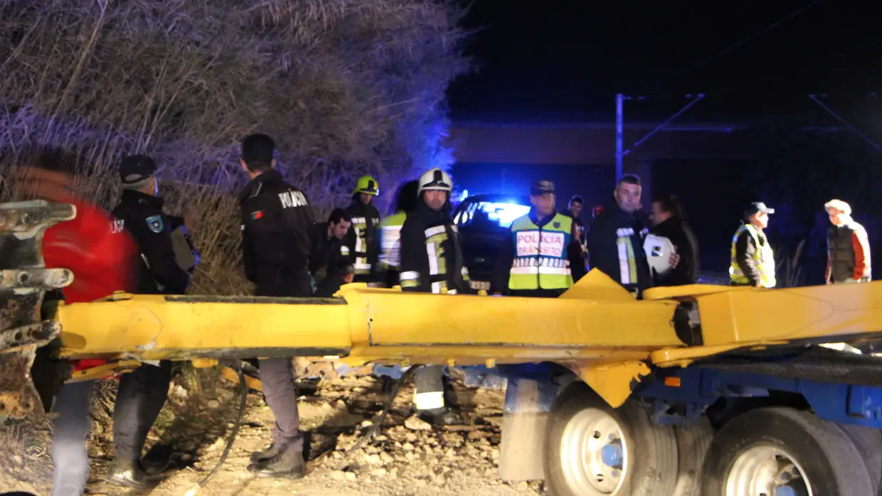 Choque entre comboio e camião causa um morto e 9 feridos