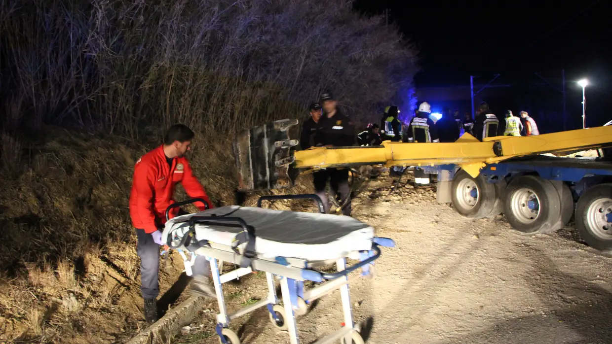 Choque entre comboio e camião causa um morto e 9 feridos