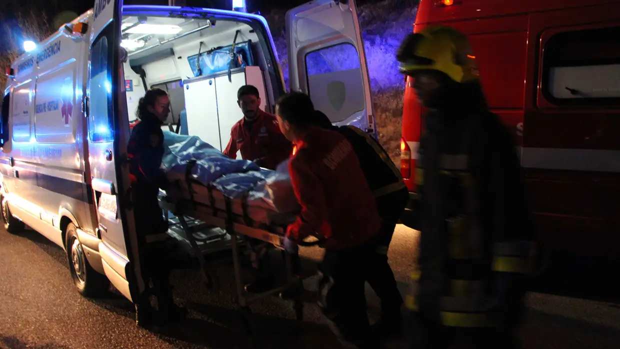 Choque entre comboio e camião causa um morto e 9 feridos