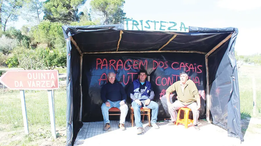 Populares improvisam paragem de autocarro e obrigam câmara a agir Populares improvisam paragem de autocarro e obrigam câmara a agir