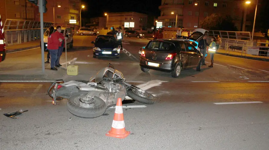 Ferido em colisão entre carro e mota em Alhandra Ferido em colisão entre carro e mota em Alhandra