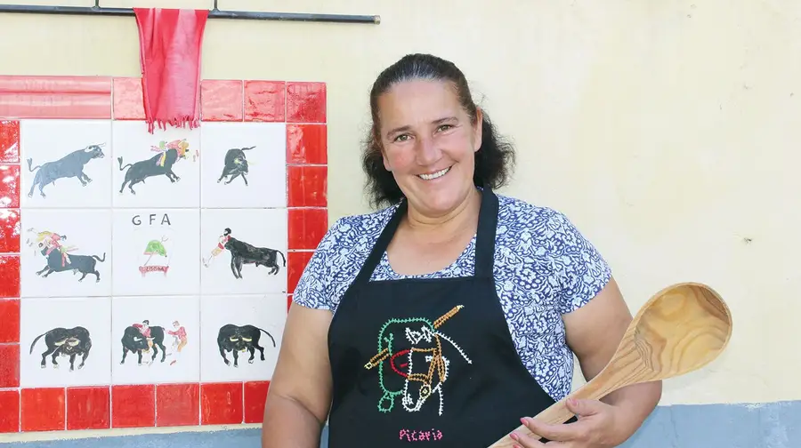 A generala dos tachos que não suporta ver campinos mal fardados em dias de festa A generala dos tachos que não suporta ver campinos mal fardados em dias de festa
