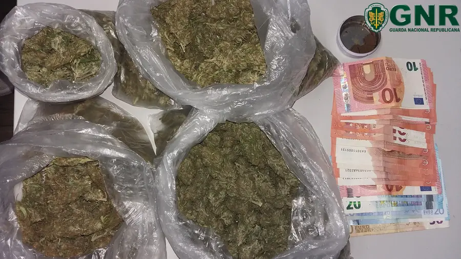 Detido por suspeita de tráfico de droga em Coruche Detido por suspeita de tráfico de droga em Coruche