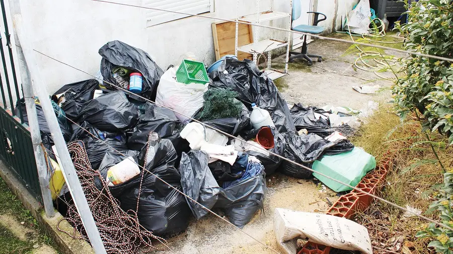 Vizinhos queixam-se de coleccionador de lixo em Aldeia do Peixe Vizinhos queixam-se de coleccionador de lixo em Aldeia do Peixe