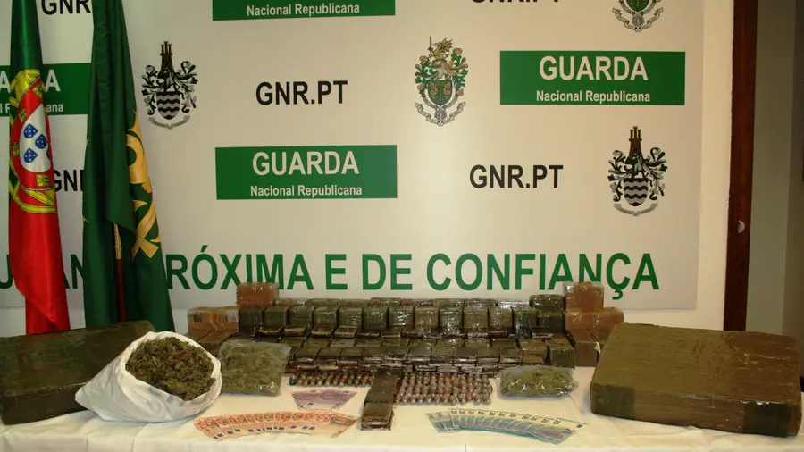 Apreendidas 160 mil doses de droga em Vialonga e Alverca Apreendidas 160 mil doses de droga em Vialonga e Alverca