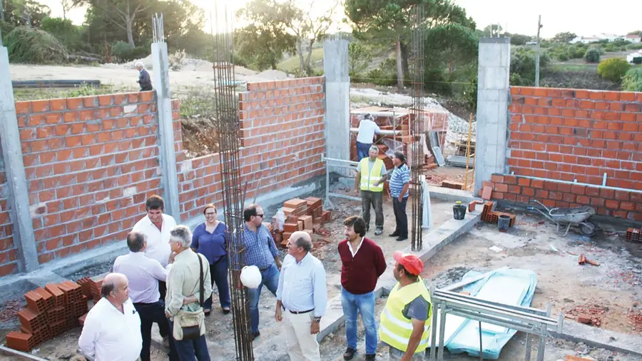 Muita gente a ver e pouca a trabalhar Muita gente a ver e pouca a trabalhar