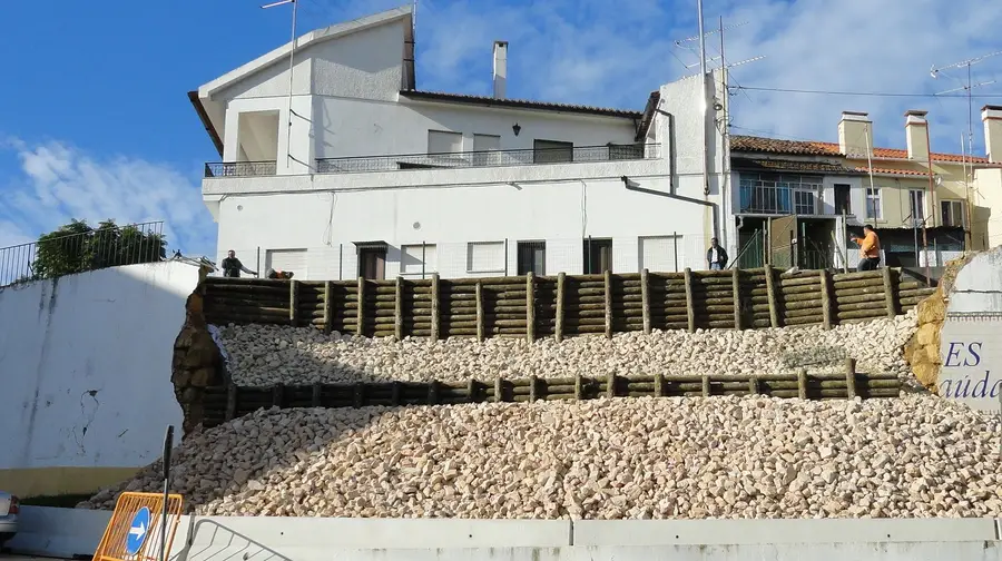Ajuste directo para reconstruir muro em Torres Novas Ajuste directo para reconstruir muro em Torres Novas