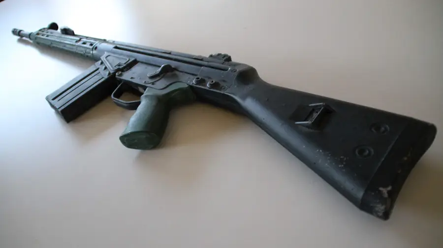 Imitação de arma de guerra encontrada no cemitério de Fazendas de Almeirim Imitação de arma de guerra encontrada no cemitério de Fazendas de Almeirim