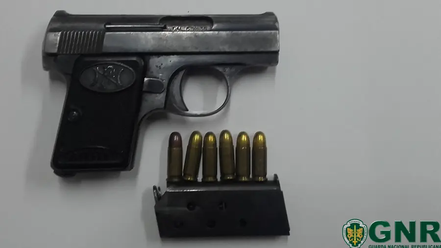Mulher à briga com outra foi detida com arma ilegal em Almeirim Mulher à briga com outra foi detida com arma ilegal em Almeirim