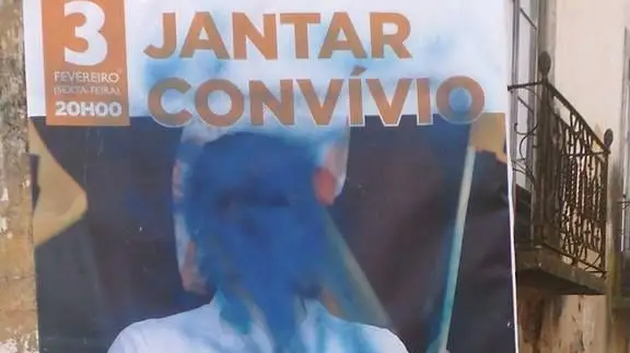 Vandalizados cartazes do jantar com Pedro Passos Coelho em Aveiras de Cima Vandalizados cartazes do jantar com Pedro Passos Coelho em Aveiras de Cima