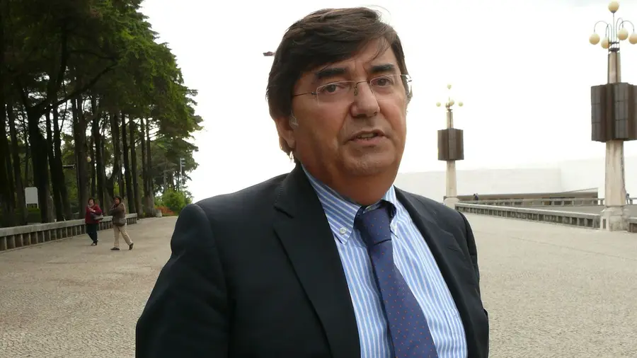 Município de Ourém paga 10 mil euros para vice-presidente condenado se defender Município de Ourém paga 10 mil euros para vice-presidente condenado se defender