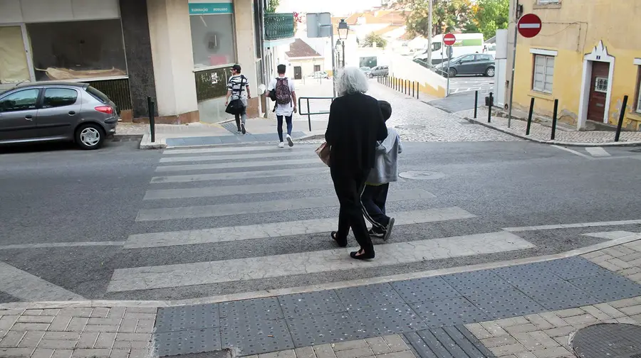 Junta de Vila Franca de Xira investe nas passadeiras e queixa-se do estacionamento abusivo Junta de Vila Franca de Xira investe nas passadeiras e queixa-se do estacionamento abusivo