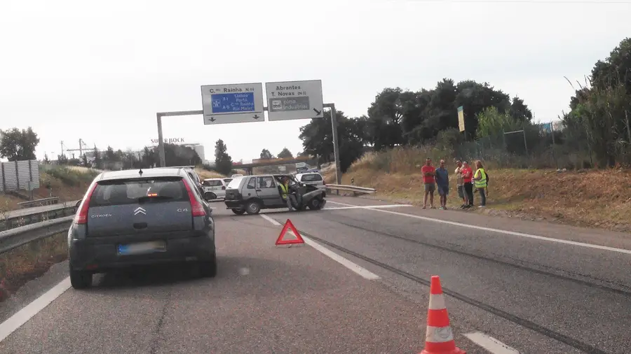 Acidente condiciona trânsito na circular urbana de Santarém Acidente condiciona trânsito na circular urbana de Santarém