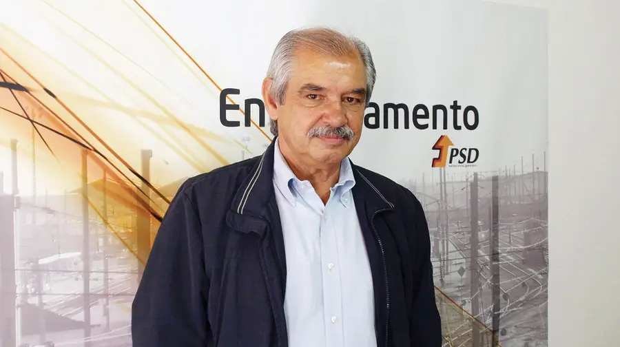 Presidente do Entroncamento defende antecessor em privado e ataca-o em público Presidente do Entroncamento defende antecessor em privado e ataca-o em público