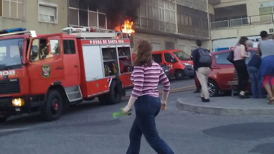 Dois feridos em incêndio na Póvoa de Santa Iria Dois feridos em incêndio na Póvoa de Santa Iria