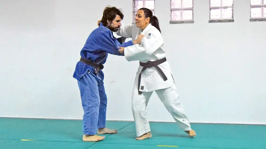 Uma professora de judo com alunos especiais Uma professora de judo com alunos especiais