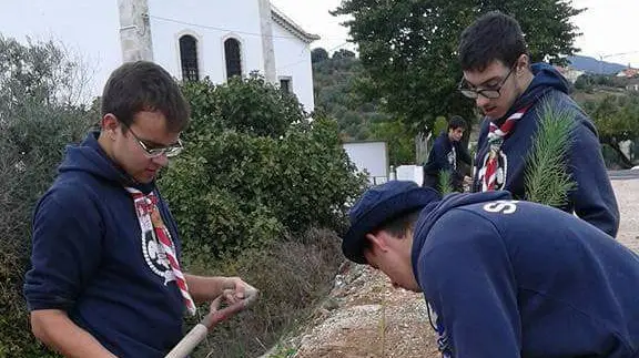 Escuteiros e pároco de Alcanena de costas voltadas Escuteiros e pároco de Alcanena de costas voltadas