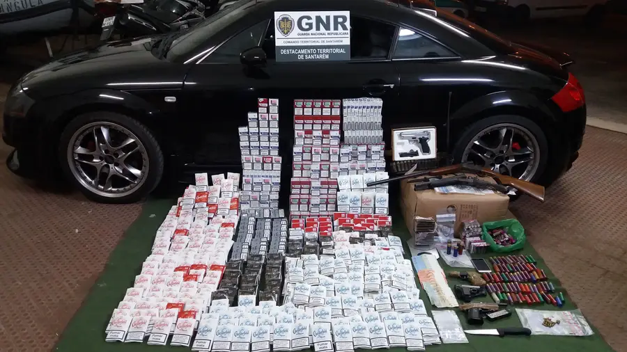 Detidos por posse de armas ilegais e tráfico de droga Detidos por posse de armas ilegais e tráfico de droga