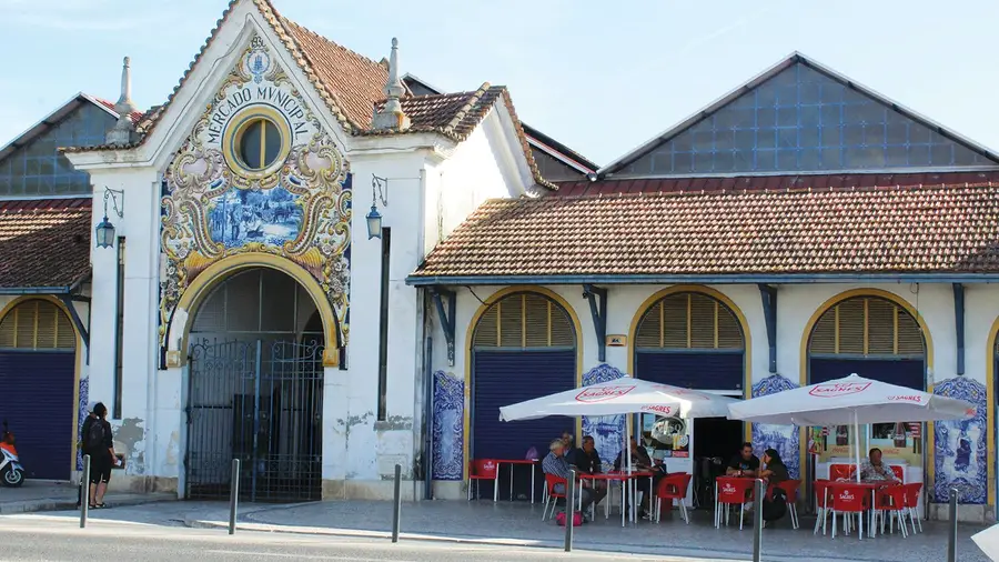 Obras no mercado municipal de Santarém ‘presas’ por parecer da DGPC Obras no mercado municipal de Santarém ‘presas’ por parecer da DGPC