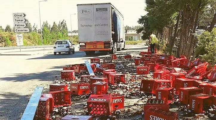 Camião entorna dezenas de litros de cerveja em Ourém Camião entorna dezenas de litros de cerveja em Ourém