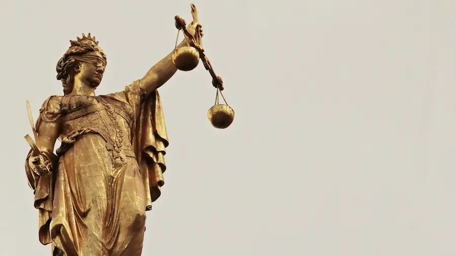Julgamento com 24 arguidos parado há um ano quando faltava ouvir uma testemunha Julgamento com 24 arguidos parado há um ano quando faltava ouvir uma testemunha