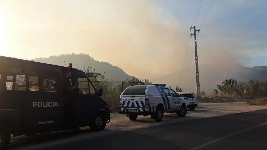 Incêndio no concelho de Vila Franca de Xira mobiliza meia centena de operacionais Incêndio no concelho de Vila Franca de Xira mobiliza meia centena de operacionais