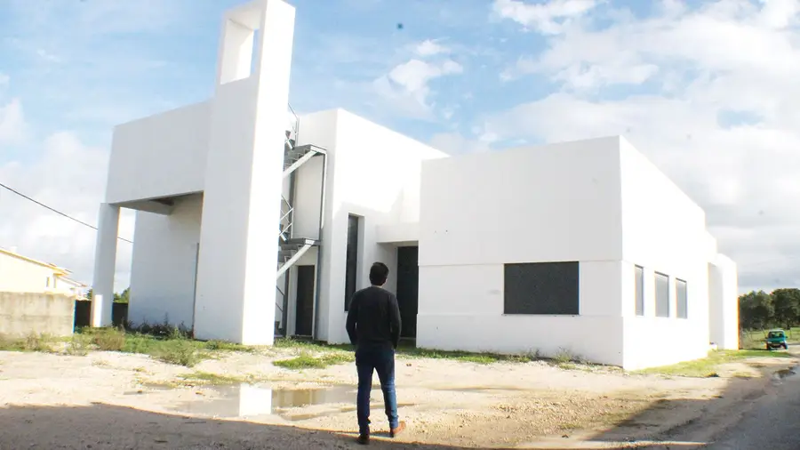 Capela megalómana fechada numa terra sem escola primária e esgotos Capela megalómana fechada numa terra sem escola primária e esgotos