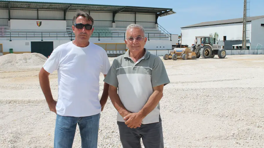 Começou a ser colocado o novo relvado do campo da AREPA Começou a ser colocado o novo relvado do campo da AREPA