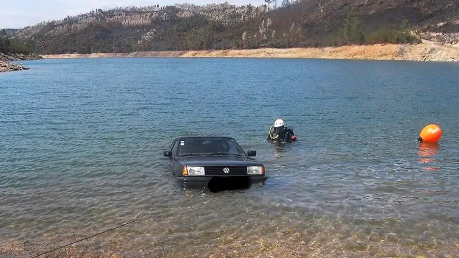 Idoso morre dentro do carro na barragem de Castelo do Bode Idoso morre dentro do carro na barragem de Castelo do Bode