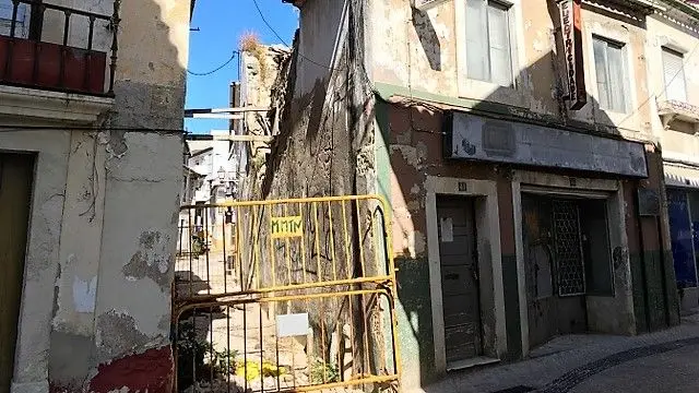 Demolição de edifícios em ruínas na zona histórica de Torres Novas Demolição de edifícios em ruínas na zona histórica de Torres Novas