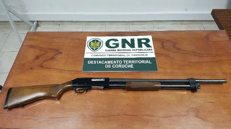 Detido por posse de arma ilegal Detido por posse de arma ilegal