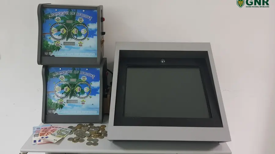 GNR apreende máquinas de jogo ilegal em Rio Maior GNR apreende máquinas de jogo ilegal em Rio Maior