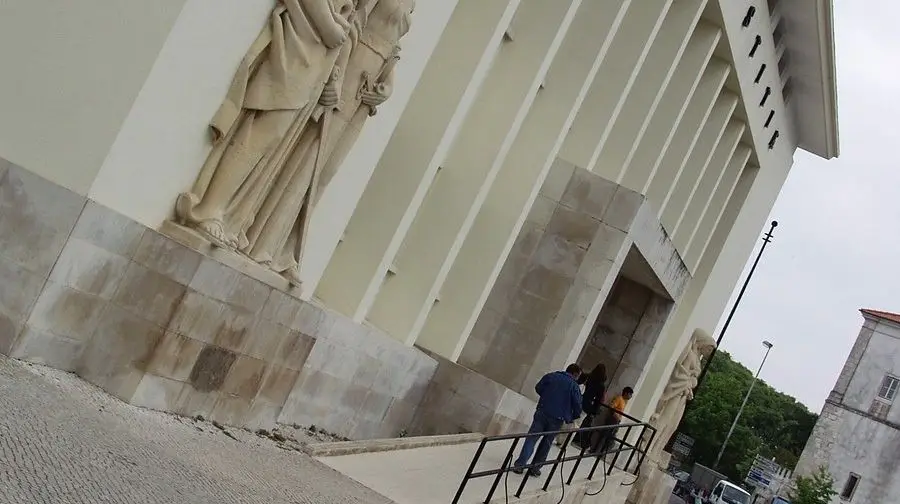 Suspeitos de assaltos a multibancos julgados em Santarém Suspeitos de assaltos a multibancos julgados em Santarém