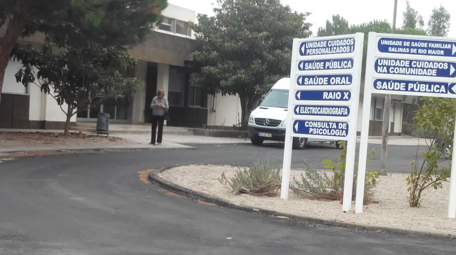 Utentes madrugam para arranjar consulta no Centro de Saúde de Rio Maior Utentes madrugam para arranjar consulta no Centro de Saúde de Rio Maior