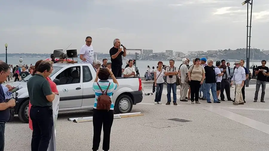 Populações ribeirinhas manifestaram-se em Lisboa contra poluição no Tejo Populações ribeirinhas manifestaram-se em Lisboa contra poluição no Tejo