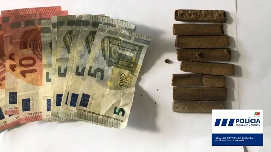 Três detidos em Santarém com 140 doses de droga Três detidos em Santarém com 140 doses de droga