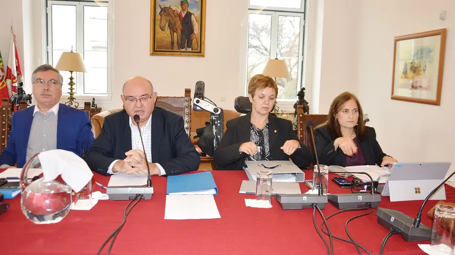 PS volta a dar pelouros ao centro-direita para garantir estabilidade governativa PS volta a dar pelouros ao centro-direita para garantir estabilidade governativa
