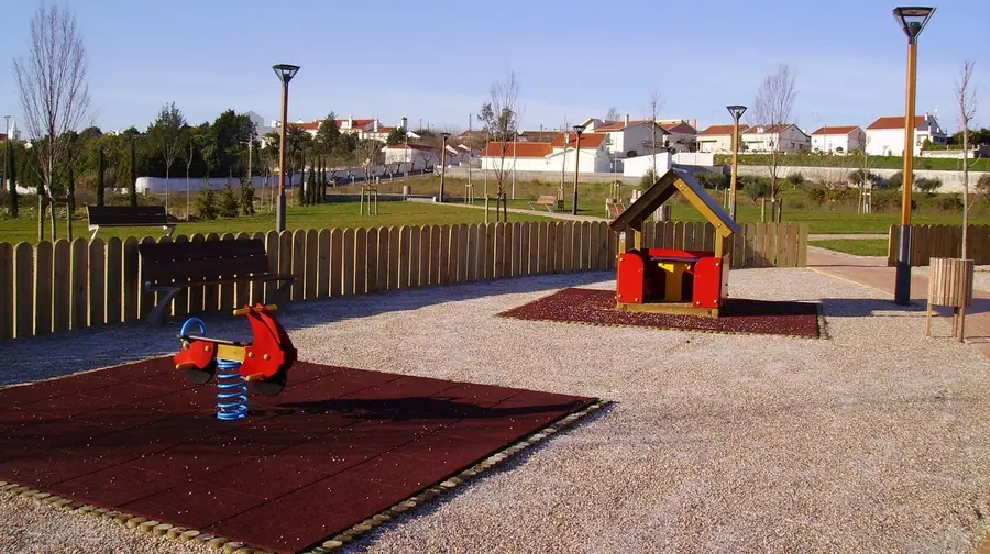 Parque Infantil de Montalvo encerrado por razões de segurança Parque Infantil de Montalvo encerrado por razões de segurança