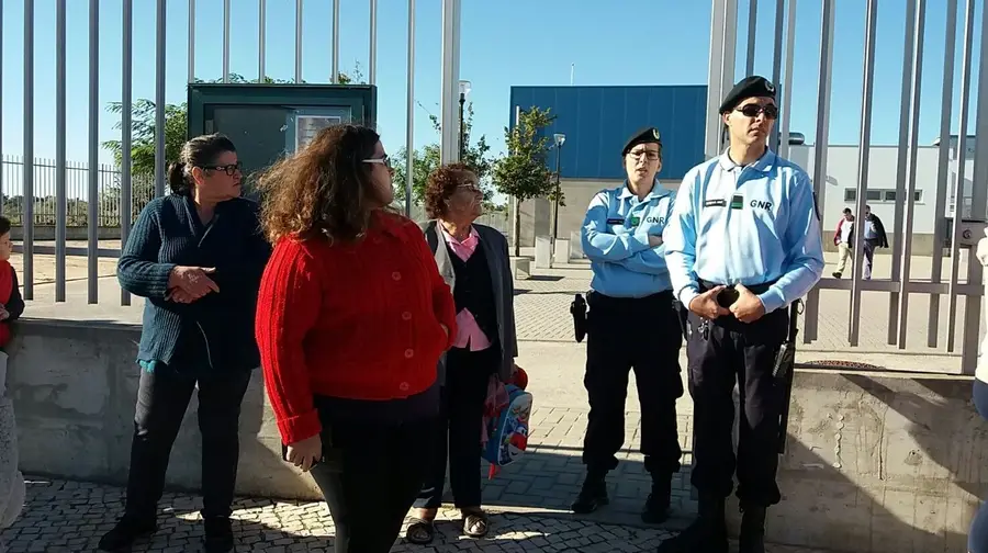 Pais de alunos fecham escola da Lamarosa a cadeado Pais de alunos fecham escola da Lamarosa a cadeado