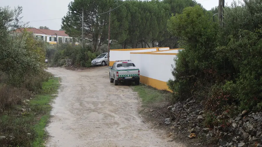 Guardas metidos na rua para não incomodarem cão já não protegem casa de ministro Guardas metidos na rua para não incomodarem cão já não protegem casa de ministro