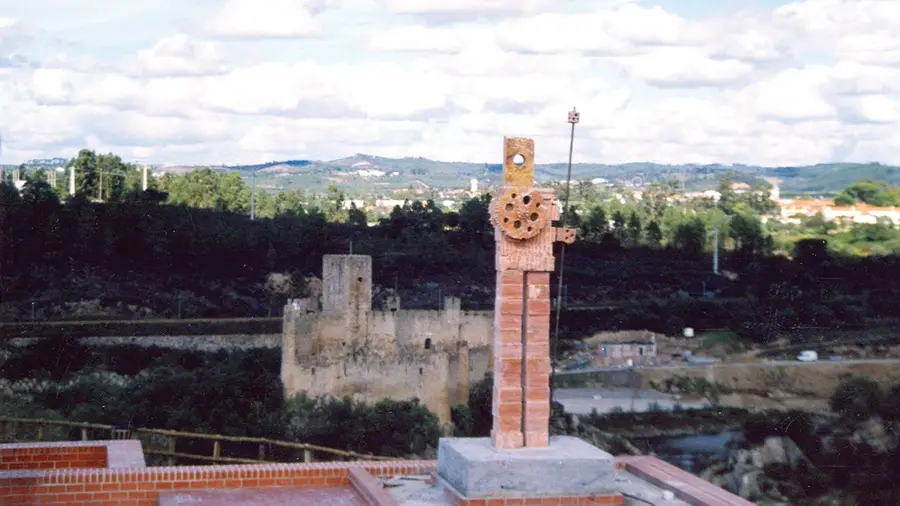 Um guerreiro do mestre cutileiro guarda o Castelo de Almourol Um guerreiro do mestre cutileiro guarda o Castelo de Almourol
