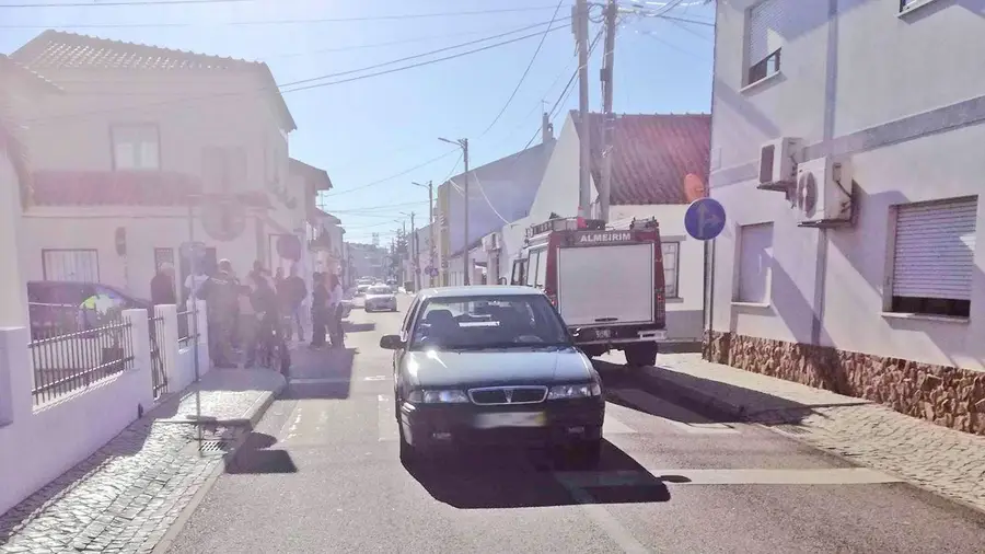 Um ferido em colisão de duas viaturas em Almeirim Um ferido em colisão de duas viaturas em Almeirim